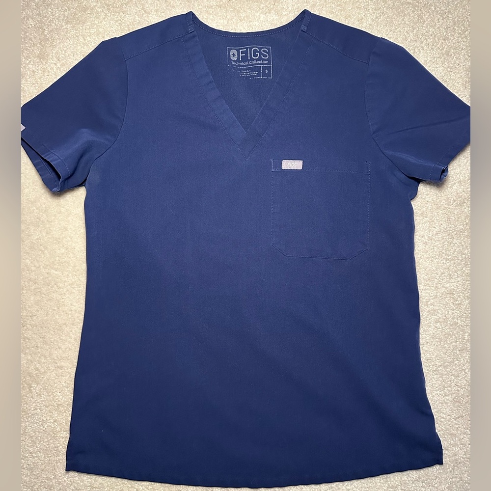 FIGS Women’s Navy Catarina One Pocket Scrub Top